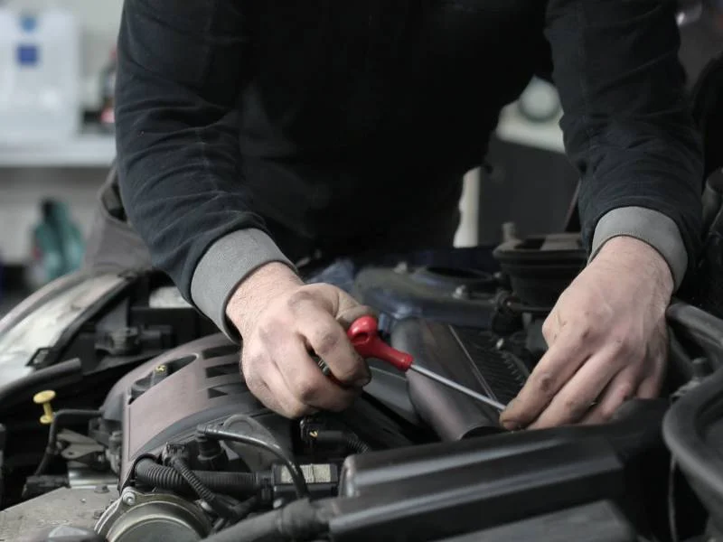 Mekaniker arbetar med motorrenovering hos LJ-TRIM AB